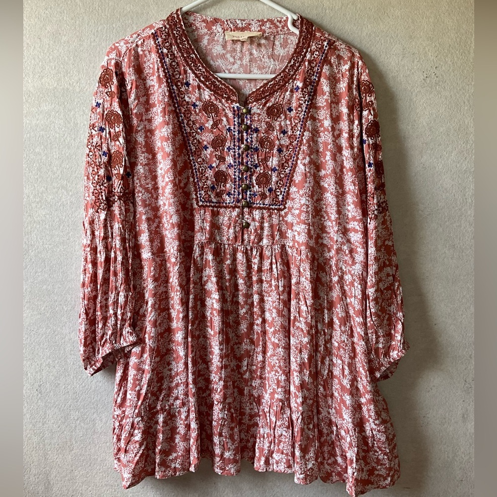 Solitaire Floral Embroidered Women's Top. Size XL. Embroidered.